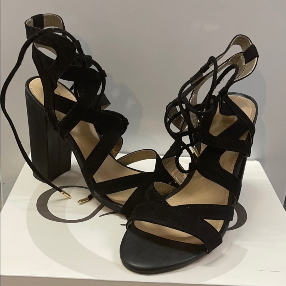 String up, Opened Toed Black Heels